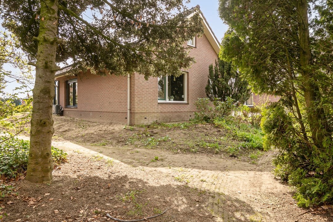 Spacious Semi-Detached Home with Large Workshop on Expansive Plot — 38