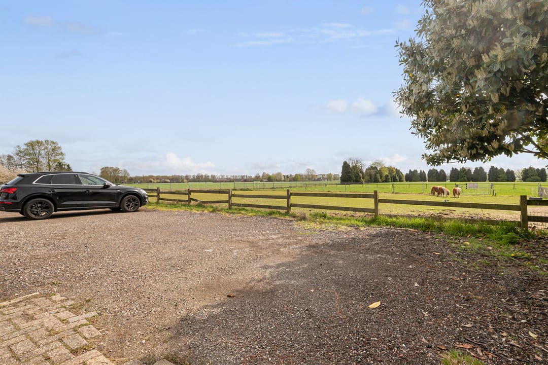 Spacious Semi-Detached Home with Large Workshop on Expansive Plot — 37