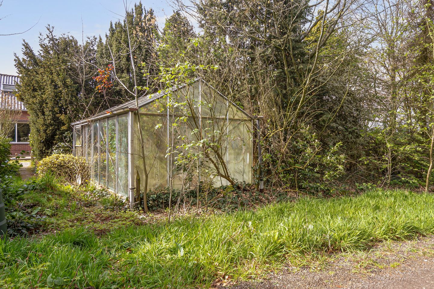 Spacious Semi-Detached Home with Large Workshop on Expansive Plot — 34