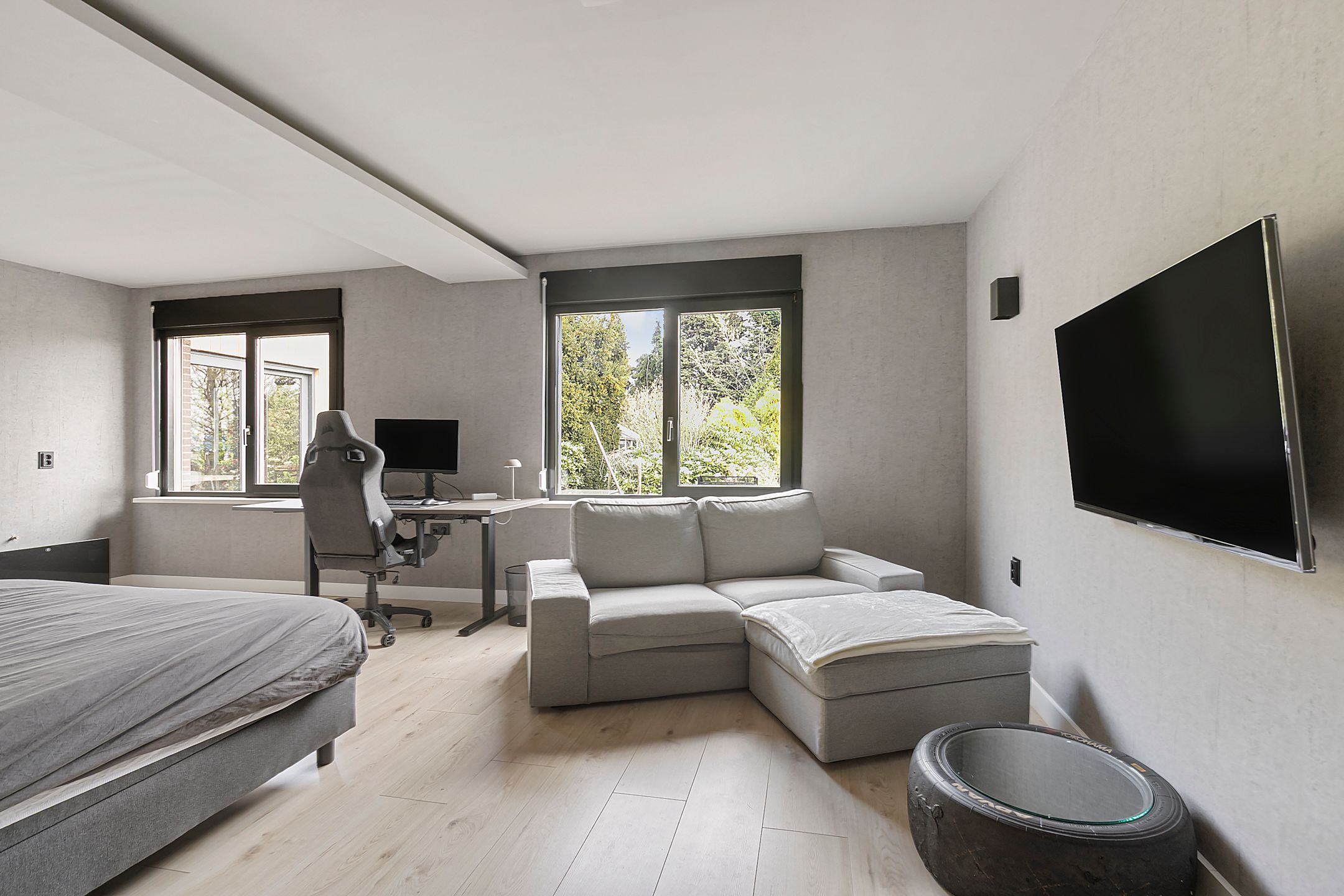 Spacious Semi-Detached Home with Large Workshop on Expansive Plot — 21