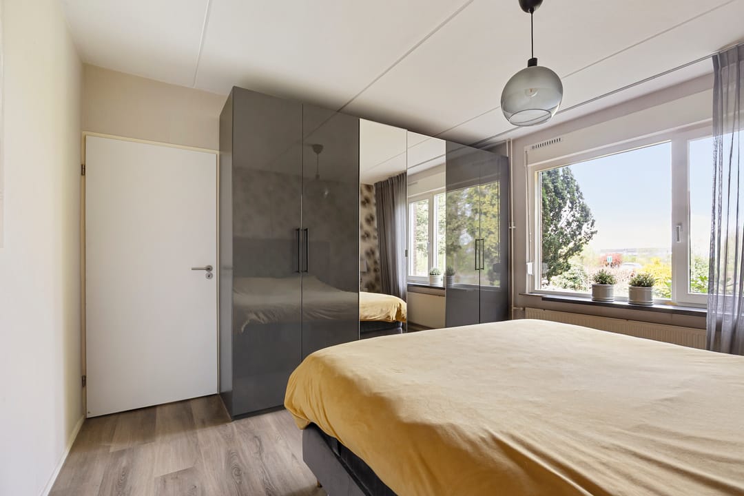 Spacious Semi-Detached Home with Large Workshop on Expansive Plot — 16