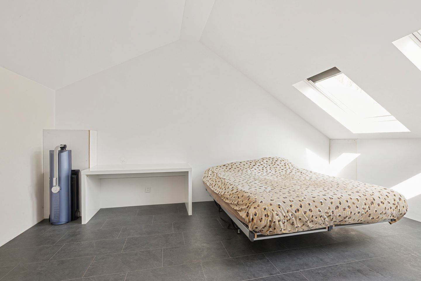 Spacious Semi-Detached Home with Large Workshop on Expansive Plot — 25