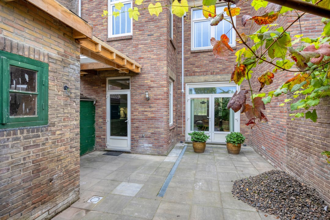 Fully Renovated Townhouse with 5 Bedrooms at the Green Corridor in Maastricht — 46
