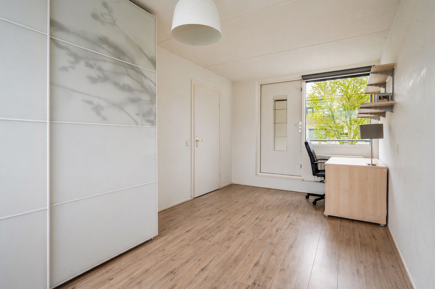 Light Apartment with Two Roof Terraces in Almere Filmwijk — 15