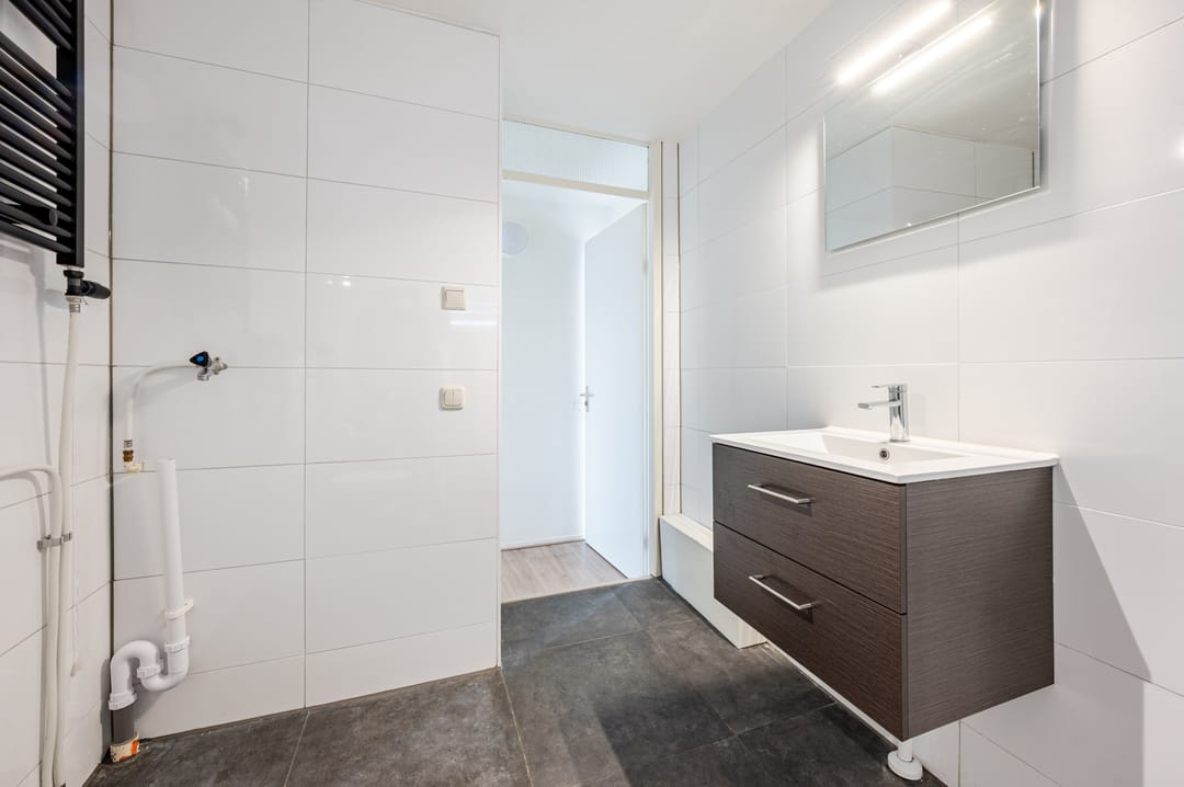 Light Apartment with Two Roof Terraces in Almere Filmwijk — 12