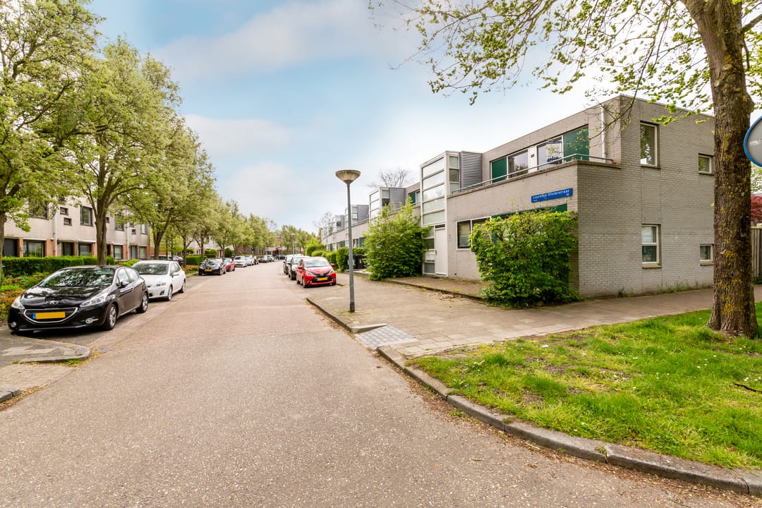 Light Apartment with Two Roof Terraces in Almere Filmwijk — 36