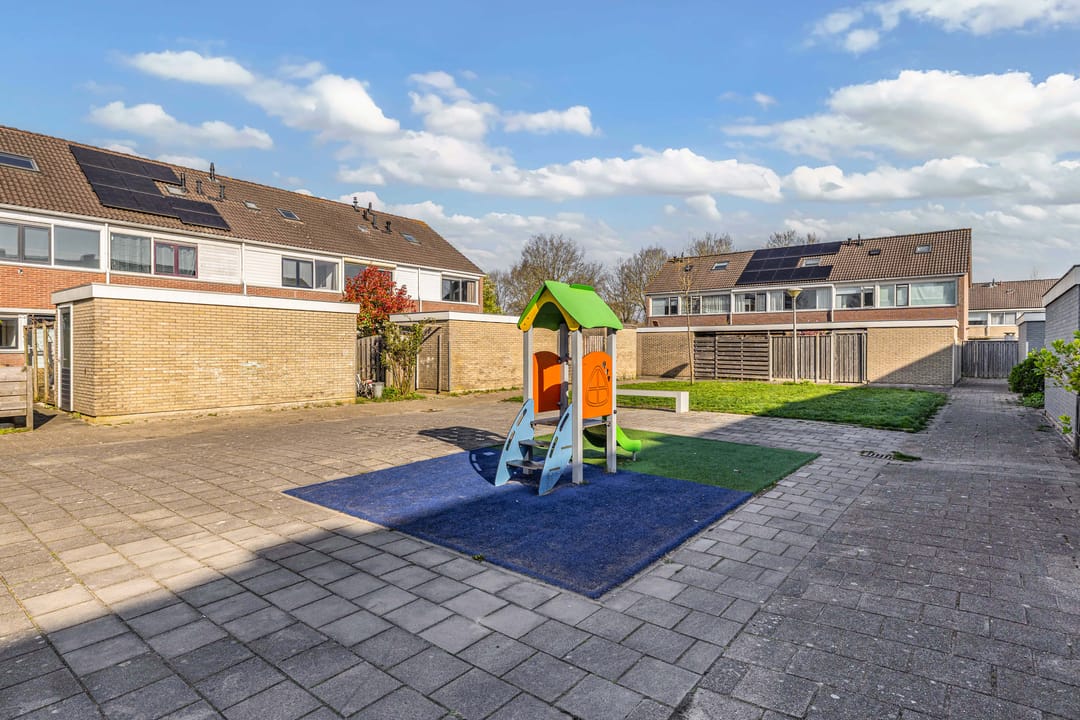 Well-maintained family home near a playground in Emmeloord — 37