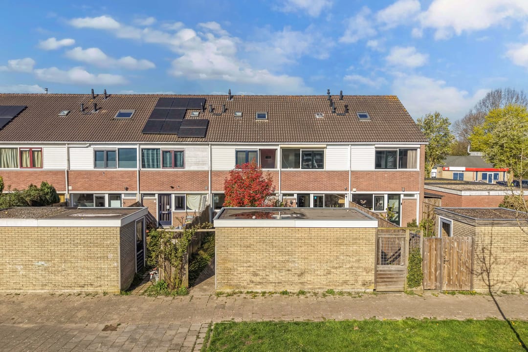 Well-maintained family home near a playground in Emmeloord — 38
