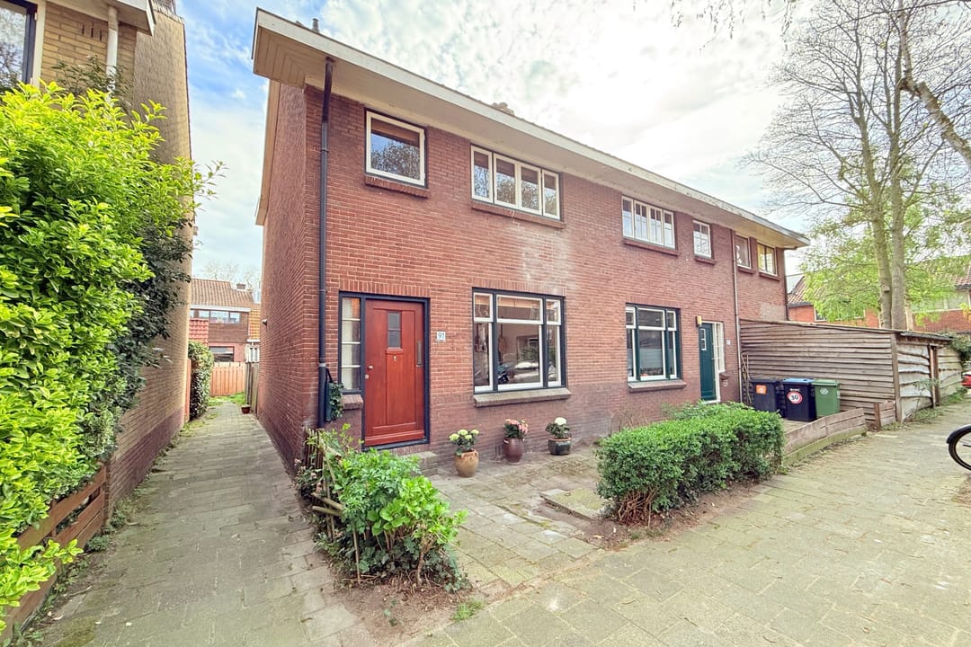 Bright 1930s Corner House with New Foundation and South-Facing Garden Near Station — 31