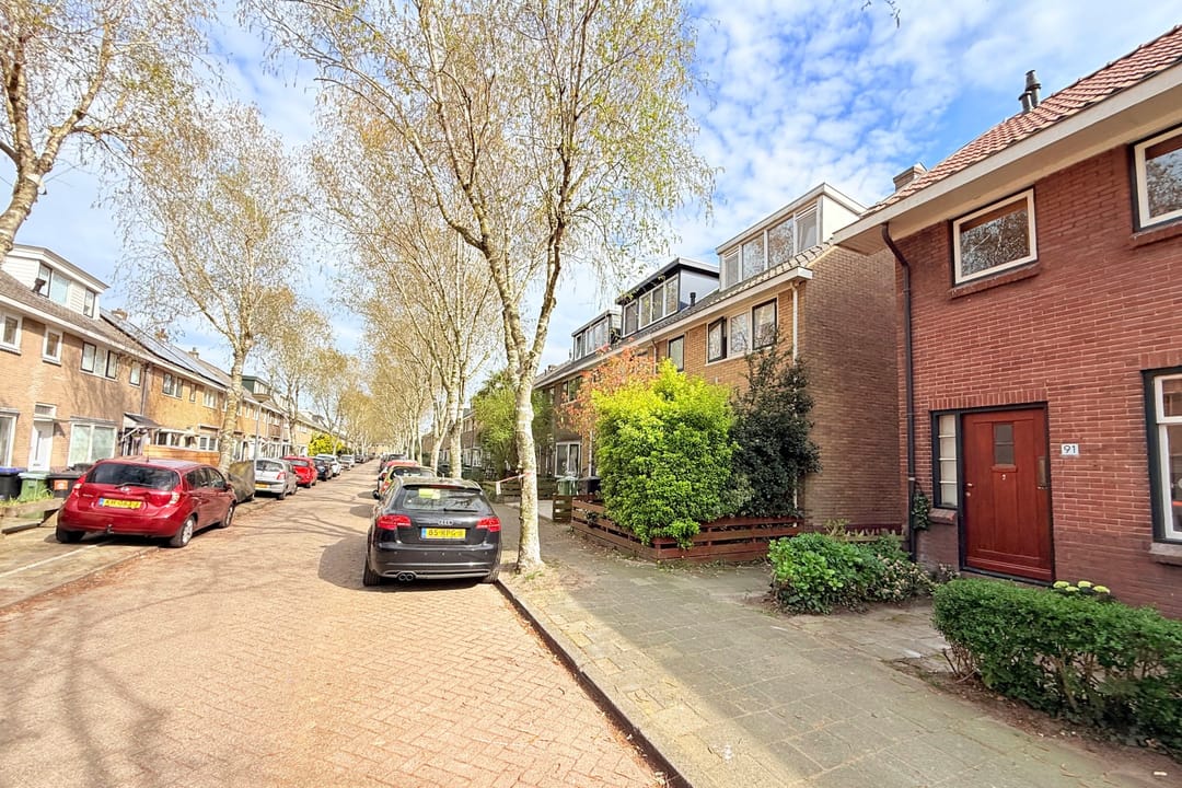 Bright 1930s Corner House with New Foundation and South-Facing Garden Near Station — 32