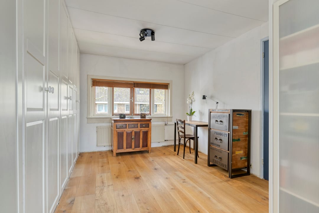 Bright 1930s Corner House with New Foundation and South-Facing Garden Near Station — 23