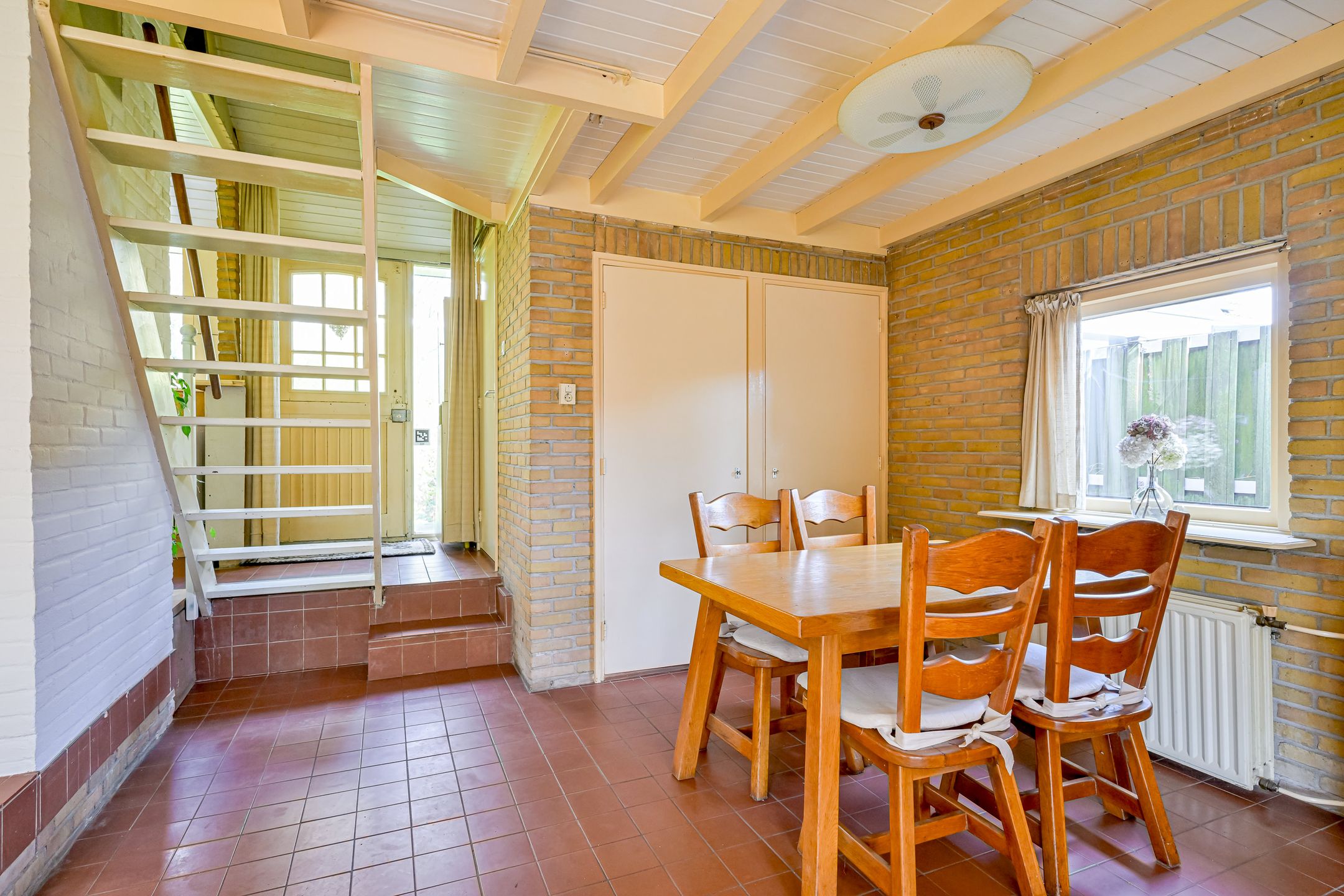 Detached 1970s Bungalow with Carport in Green Surroundings on 900m2 Plot — 12
