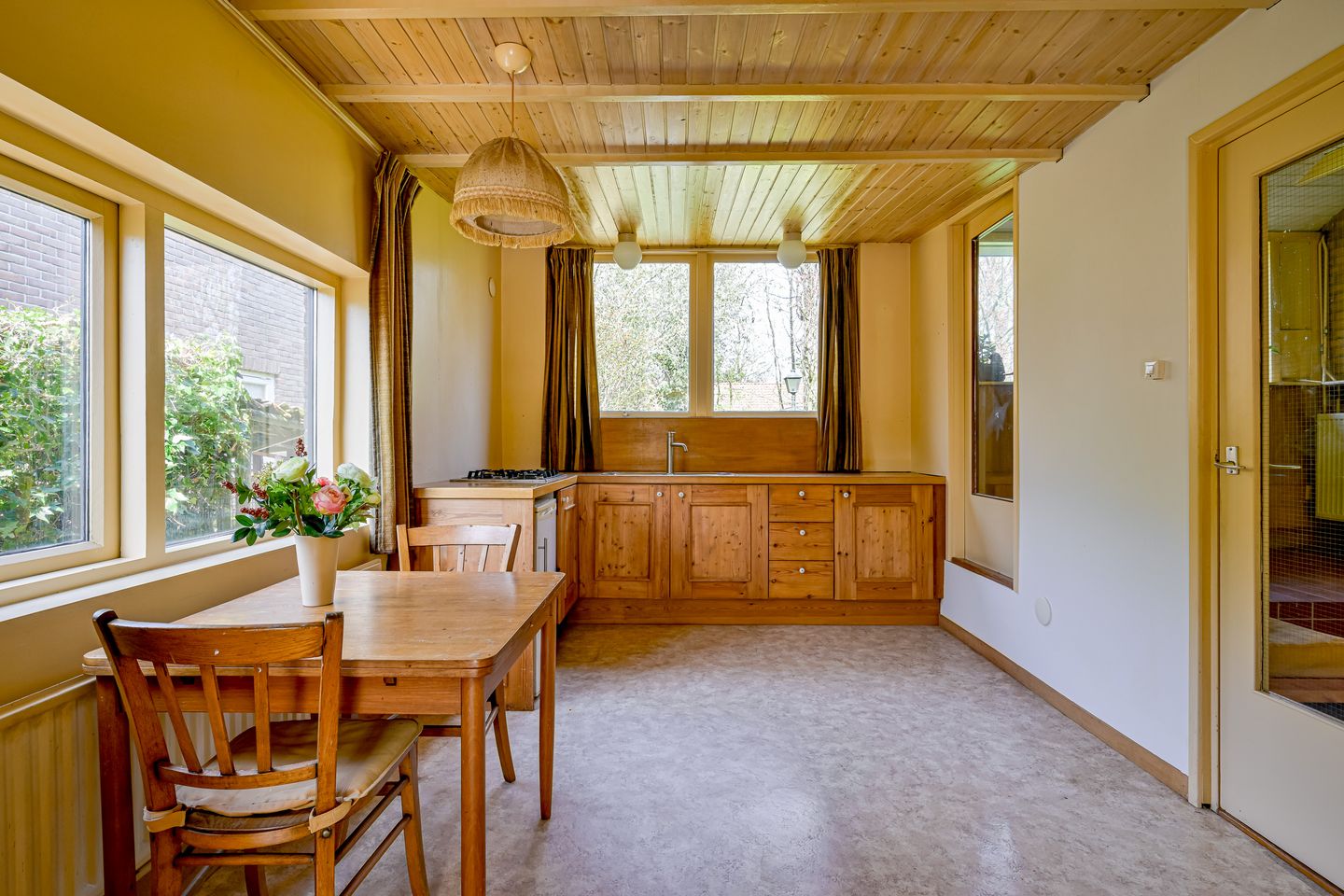Detached 1970s Bungalow with Carport in Green Surroundings on 900m2 Plot — 14