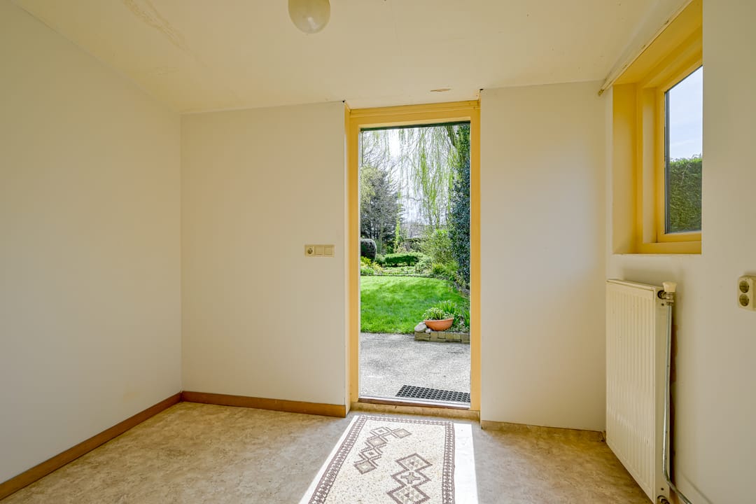 Detached 1970s Bungalow with Carport in Green Surroundings on 900m2 Plot — 16