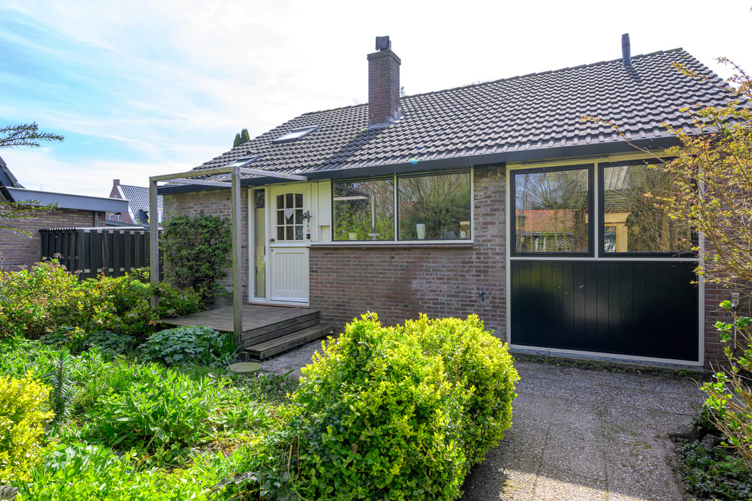 Detached 1970s Bungalow with Carport in Green Surroundings on 900m2 Plot — 37
