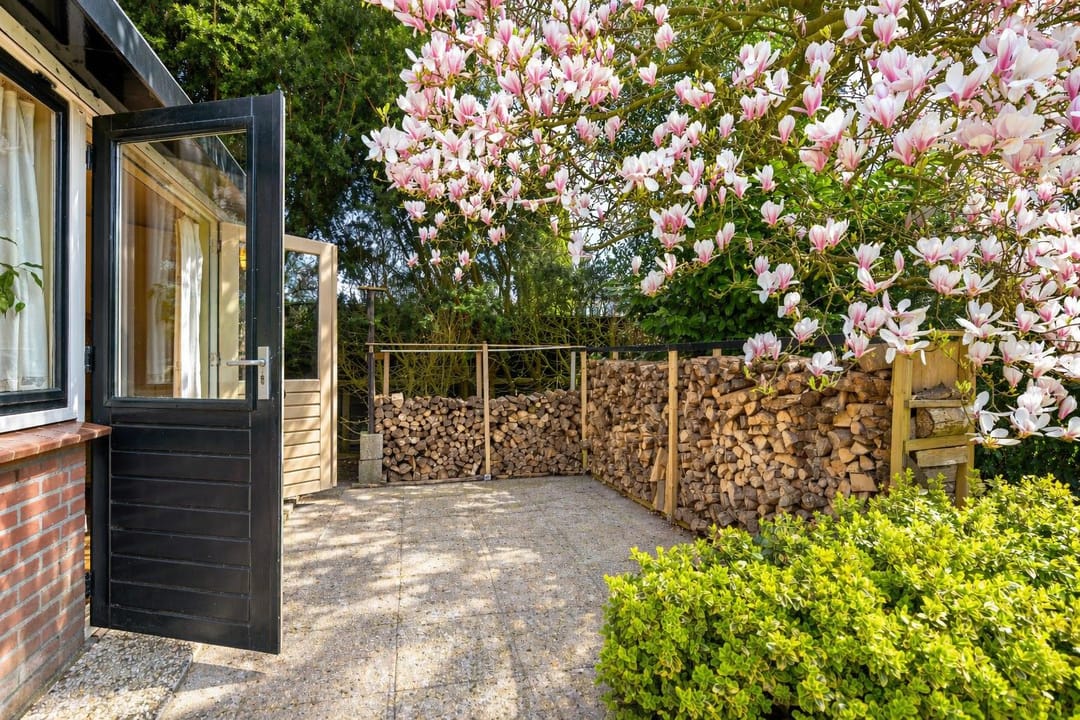 Detached 1970s Bungalow with Carport in Green Surroundings on 900m2 Plot — 38