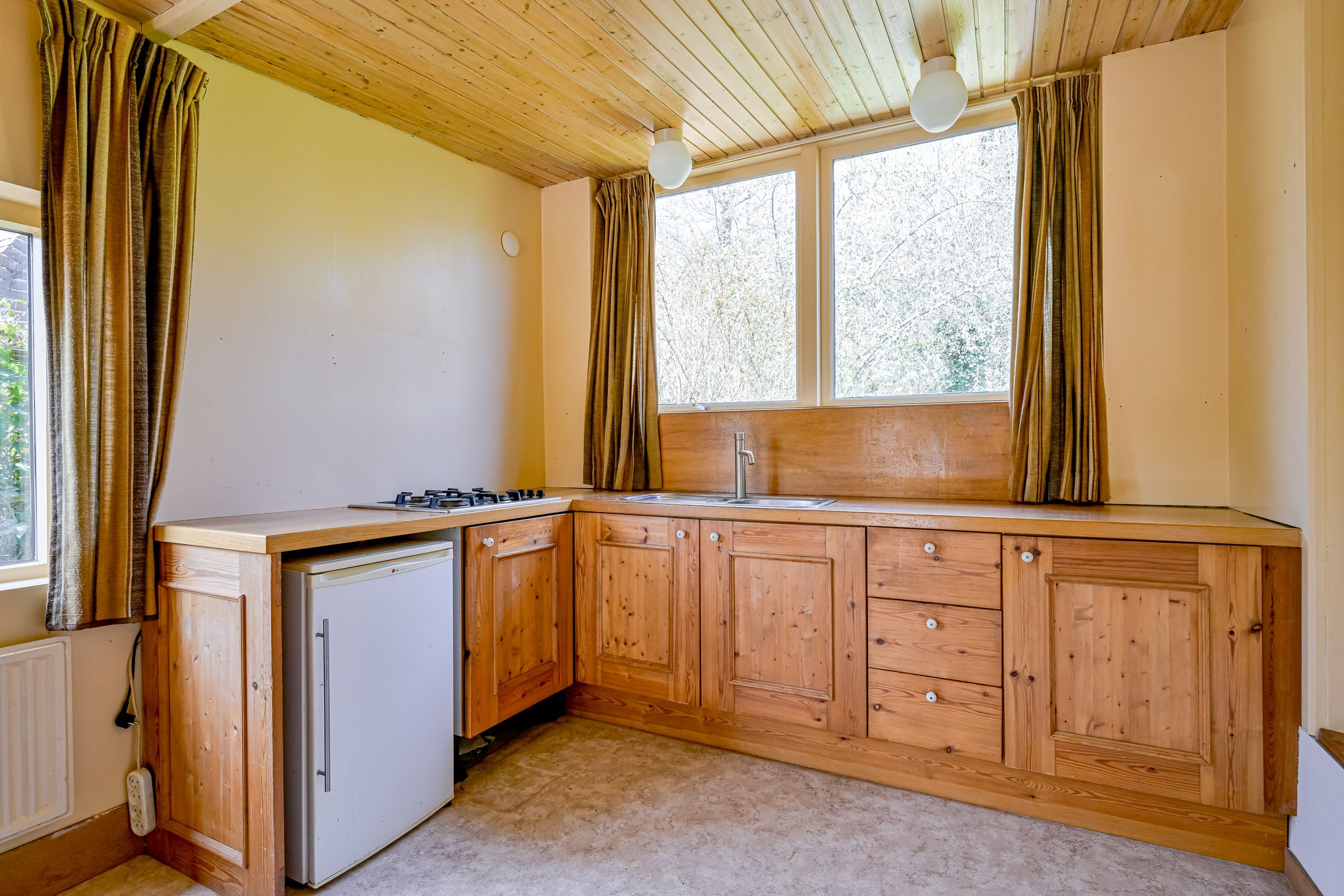 Detached 1970s Bungalow with Carport in Green Surroundings on 900m2 Plot — 15