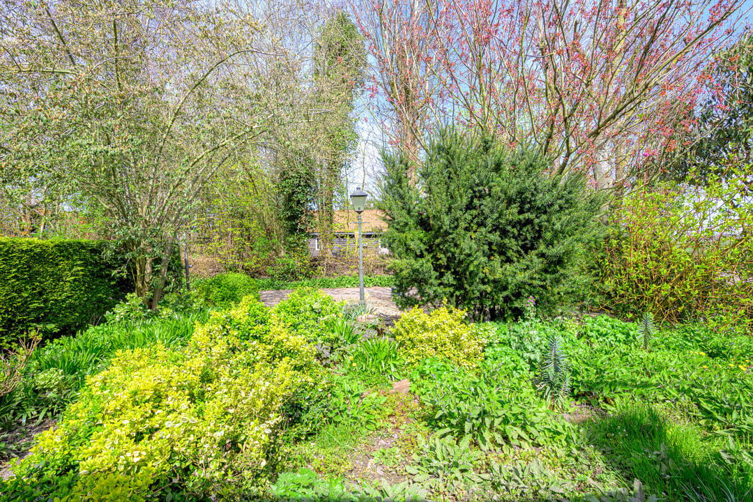 Detached 1970s Bungalow with Carport in Green Surroundings on 900m2 Plot — 46