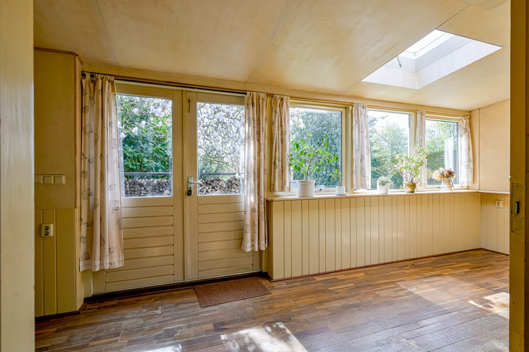 Detached 1970s Bungalow with Carport in Green Surroundings on 900m2 Plot — 23