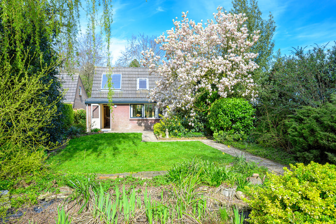 Detached 1970s Bungalow with Carport in Green Surroundings on 900m2 Plot — 43