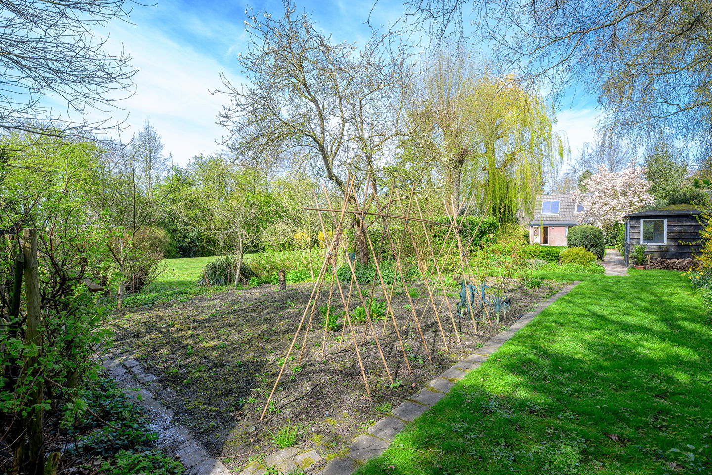 Detached 1970s Bungalow with Carport in Green Surroundings on 900m2 Plot — 40