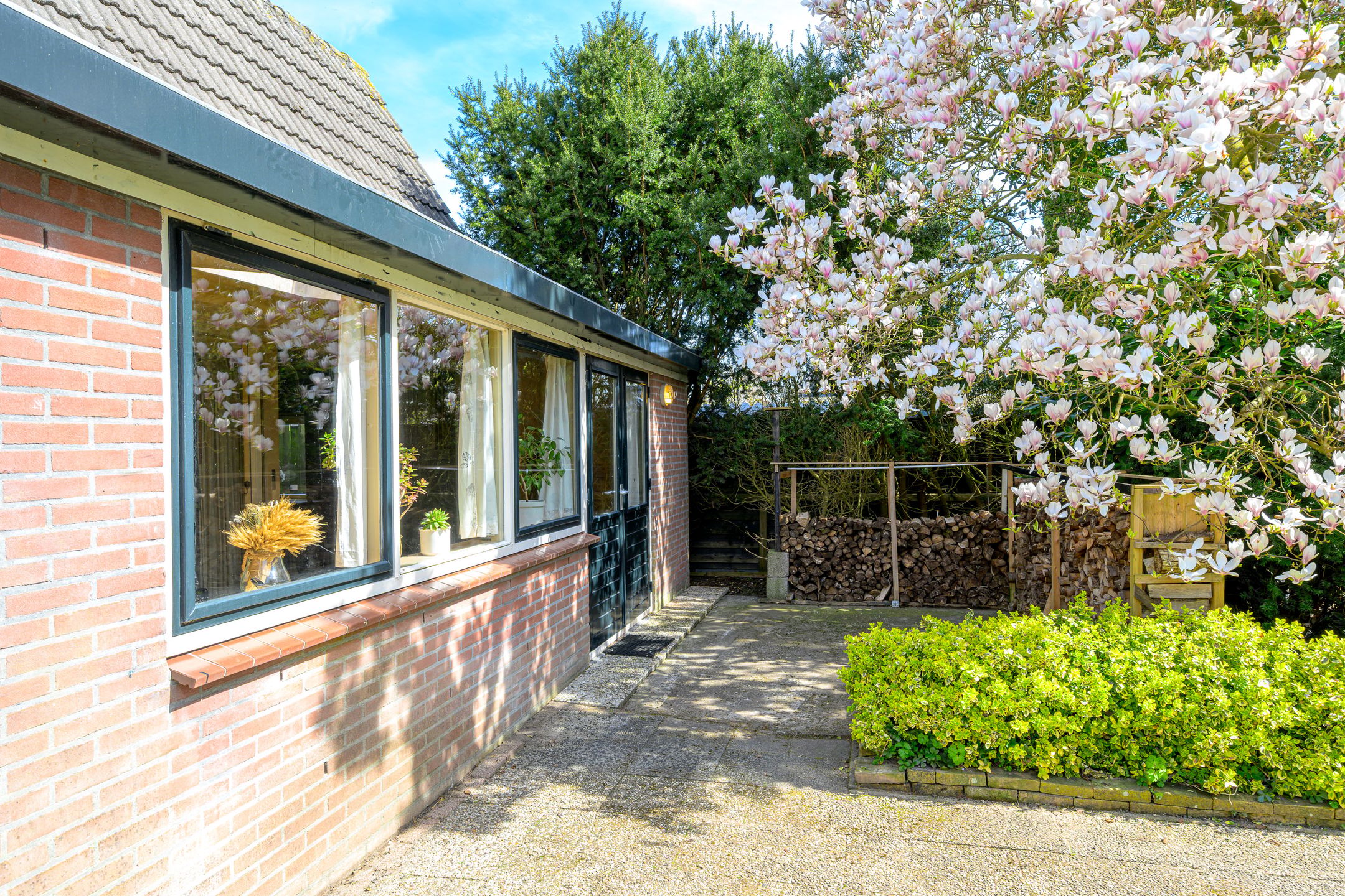 Detached 1970s Bungalow with Carport in Green Surroundings on 900m2 Plot — 45