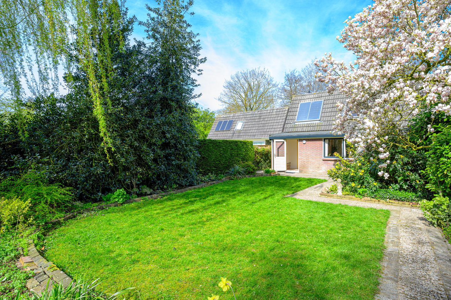 Detached 1970s Bungalow with Carport in Green Surroundings on 900m2 Plot — 44