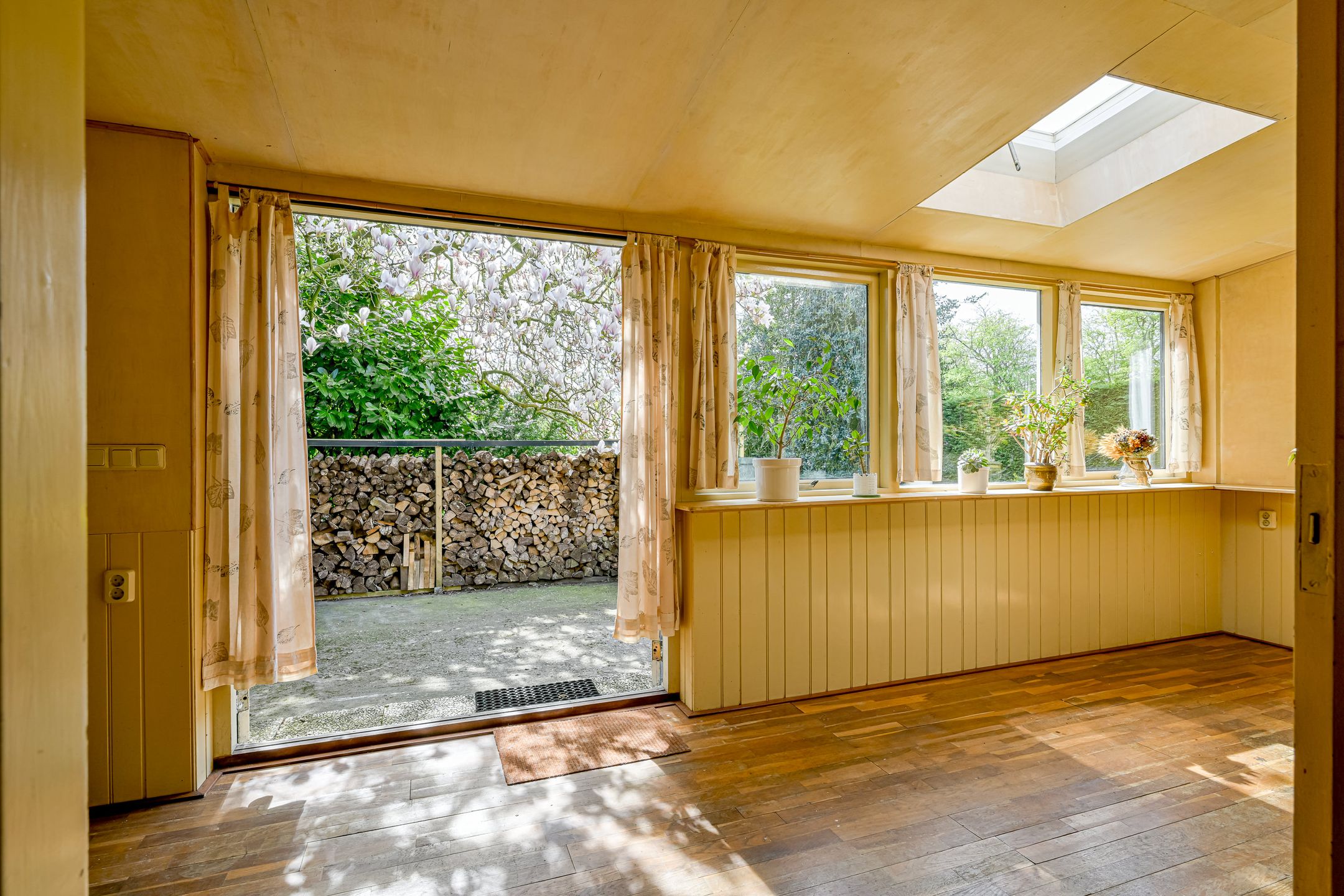 Detached 1970s Bungalow with Carport in Green Surroundings on 900m2 Plot — 24