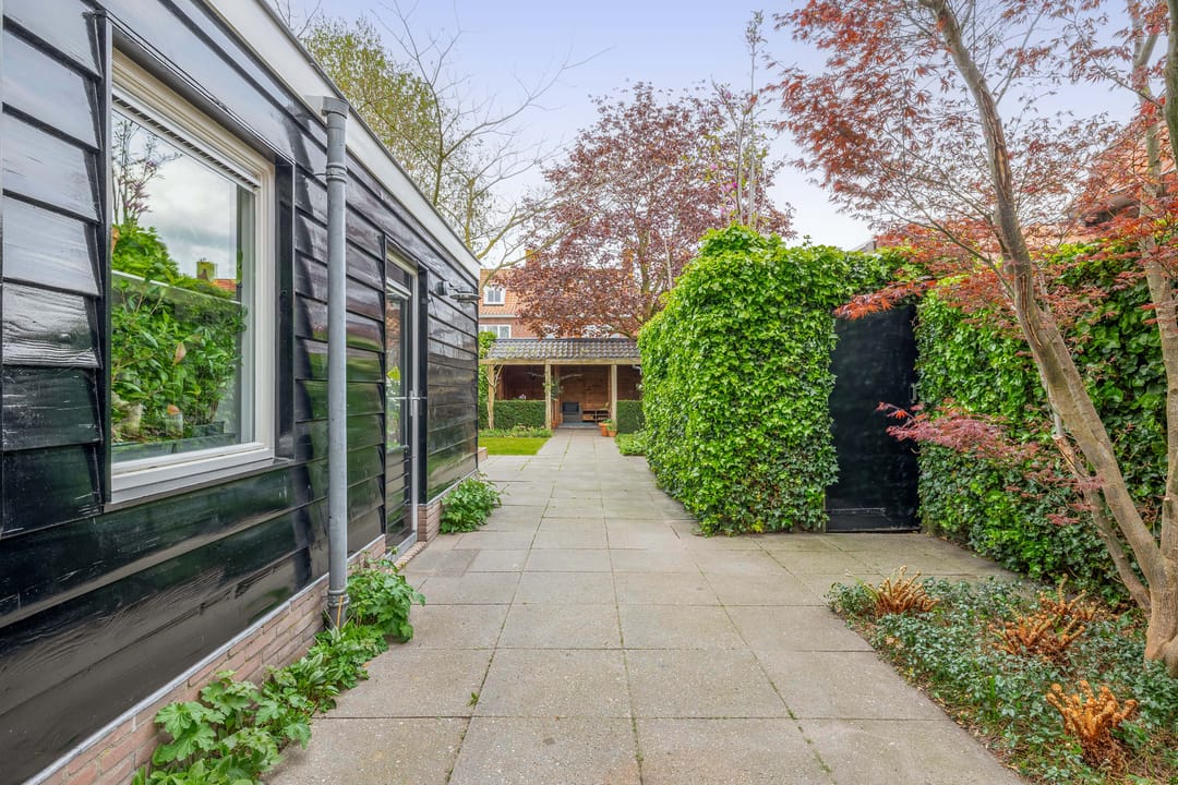Charming Move-In Ready Semi-Detached Home with Spacious Green Garden — 16