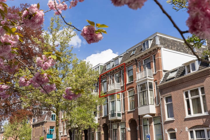Photo 2 of Justus van Effenstraat 36-D