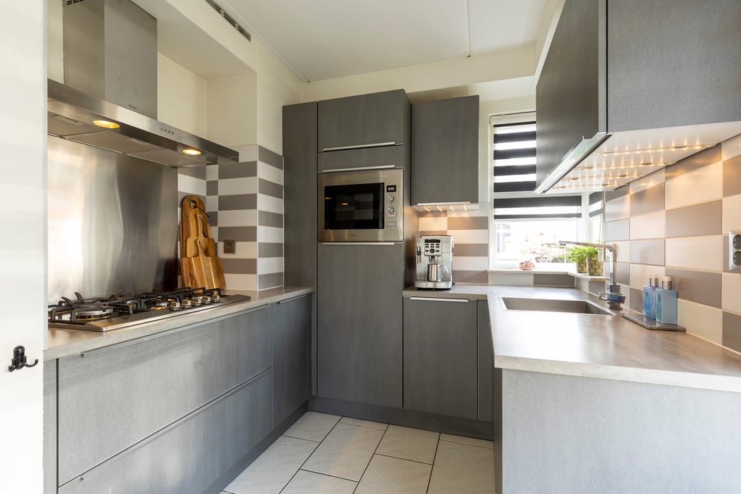 Comfortable Semi-Detached Home with Versatile Layout and Modern Finishes — 17