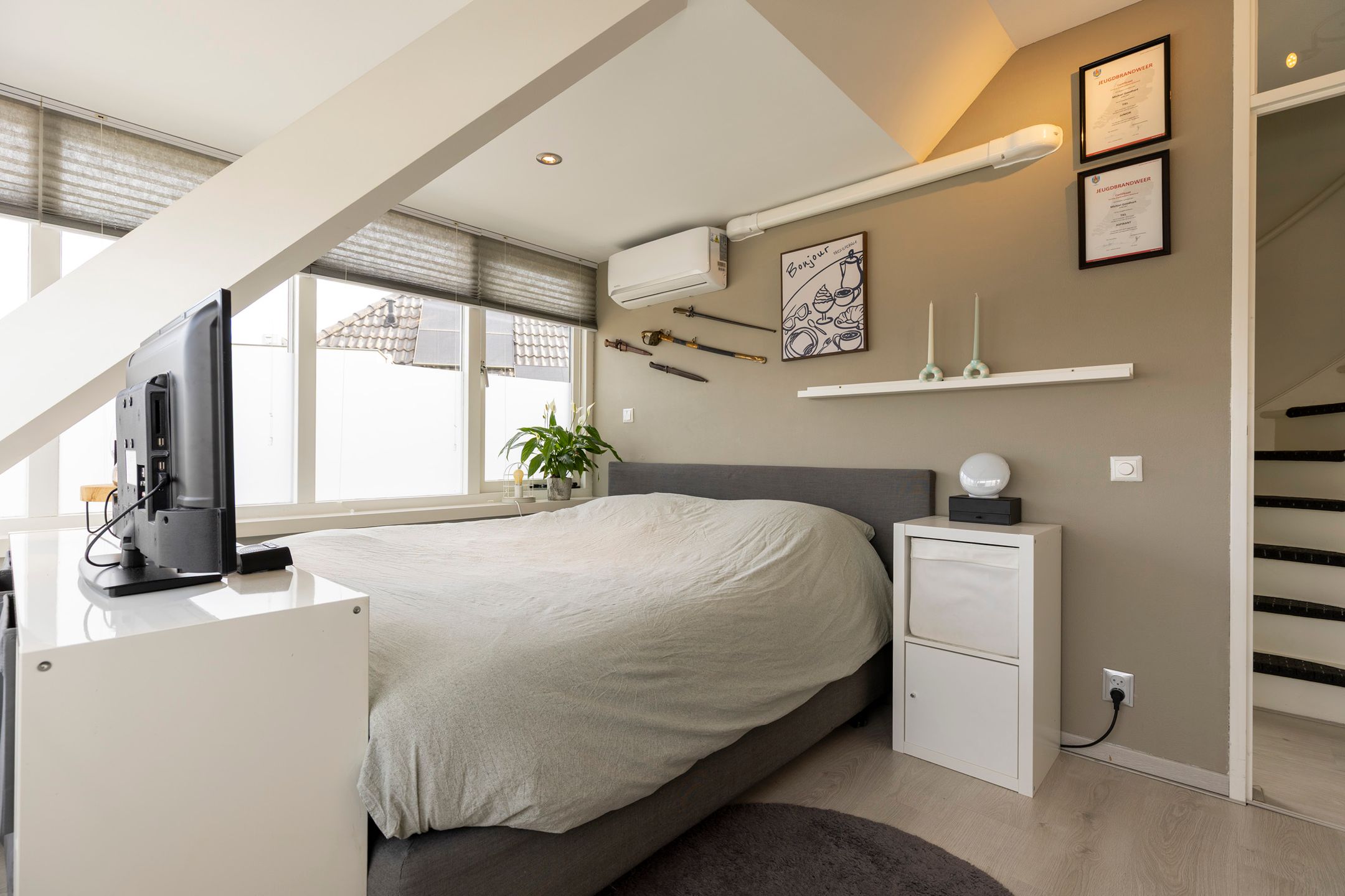 Comfortable Semi-Detached Home with Versatile Layout and Modern Finishes — 45