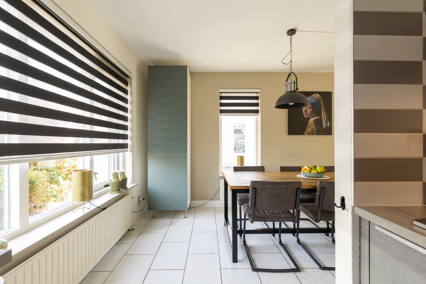 Comfortable Semi-Detached Home with Versatile Layout and Modern Finishes — 20