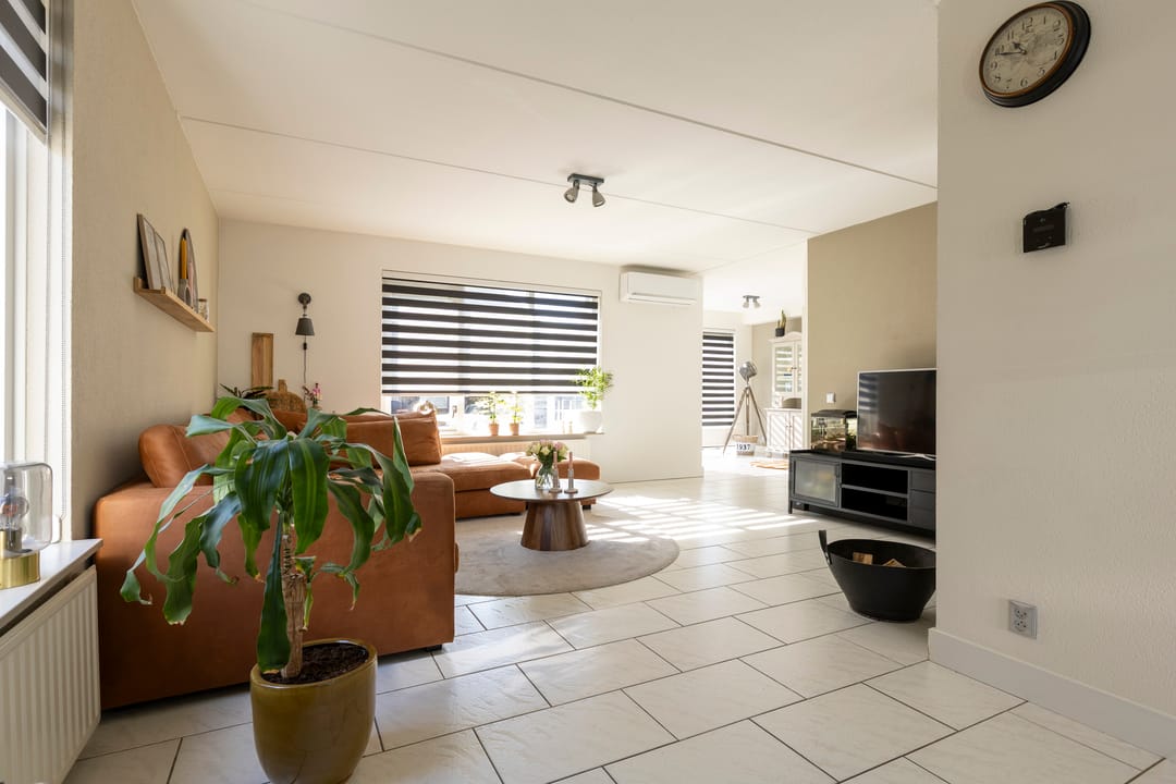 Comfortable Semi-Detached Home with Versatile Layout and Modern Finishes — 22