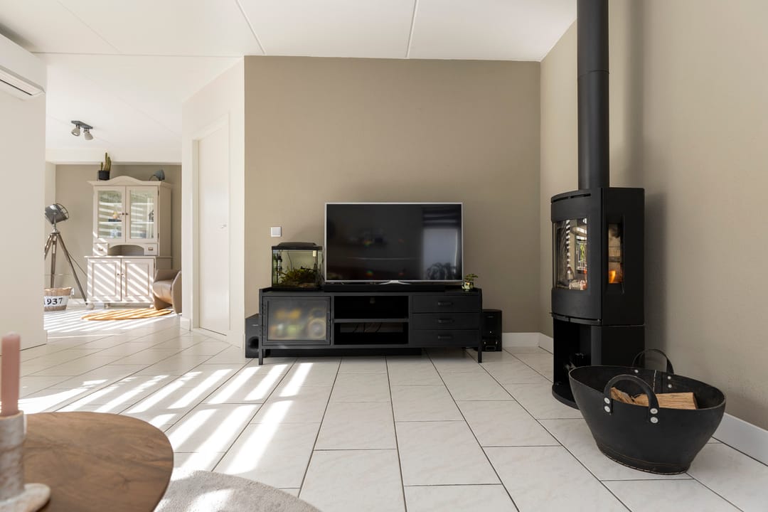 Comfortable Semi-Detached Home with Versatile Layout and Modern Finishes — 26