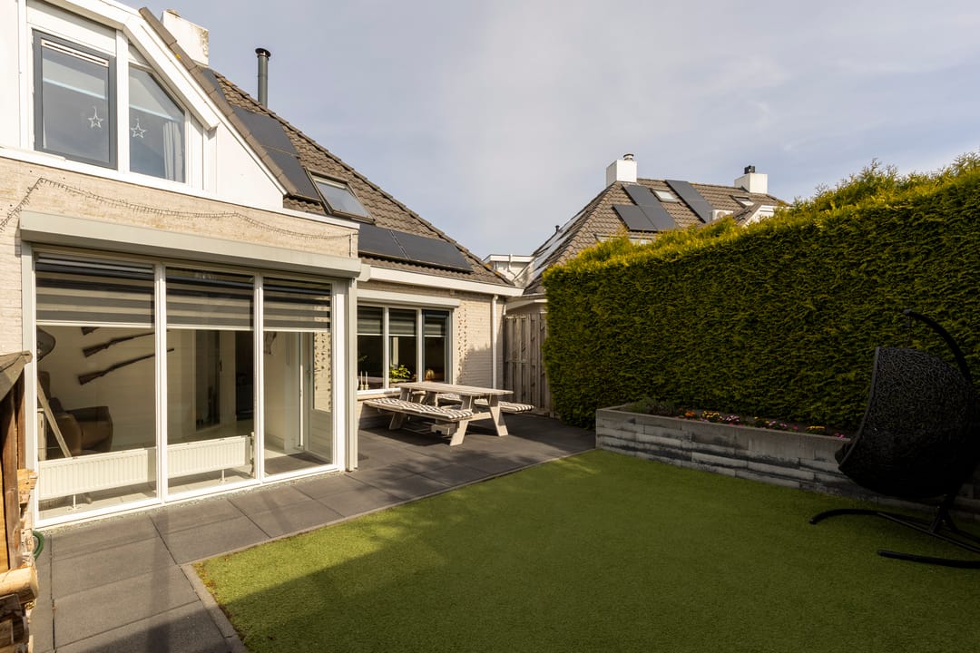 Comfortable Semi-Detached Home with Versatile Layout and Modern Finishes — 37