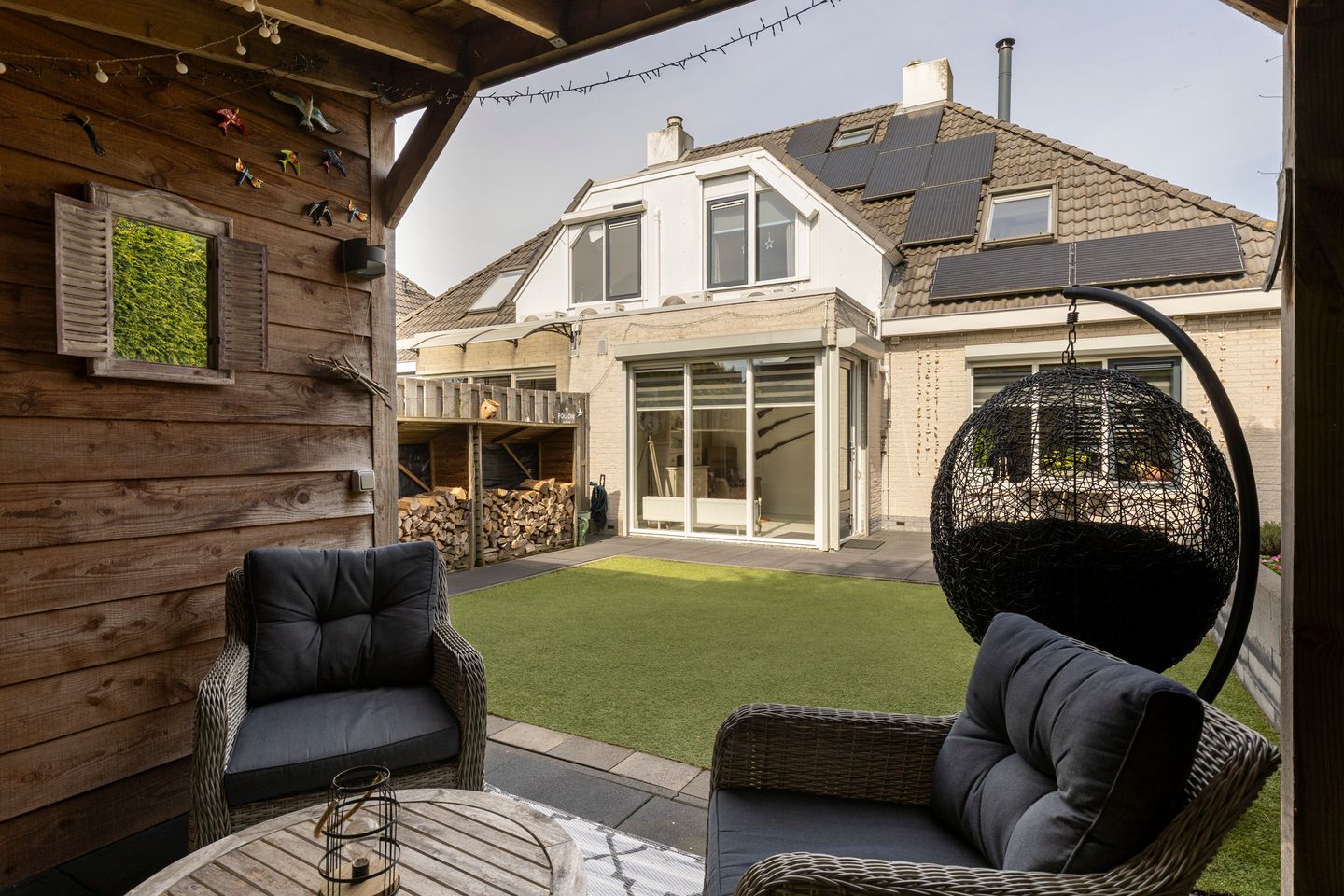 Comfortable Semi-Detached Home with Versatile Layout and Modern Finishes — 40
