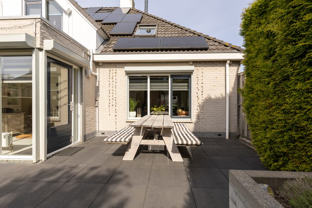 Comfortable Semi-Detached Home with Versatile Layout and Modern Finishes — 41