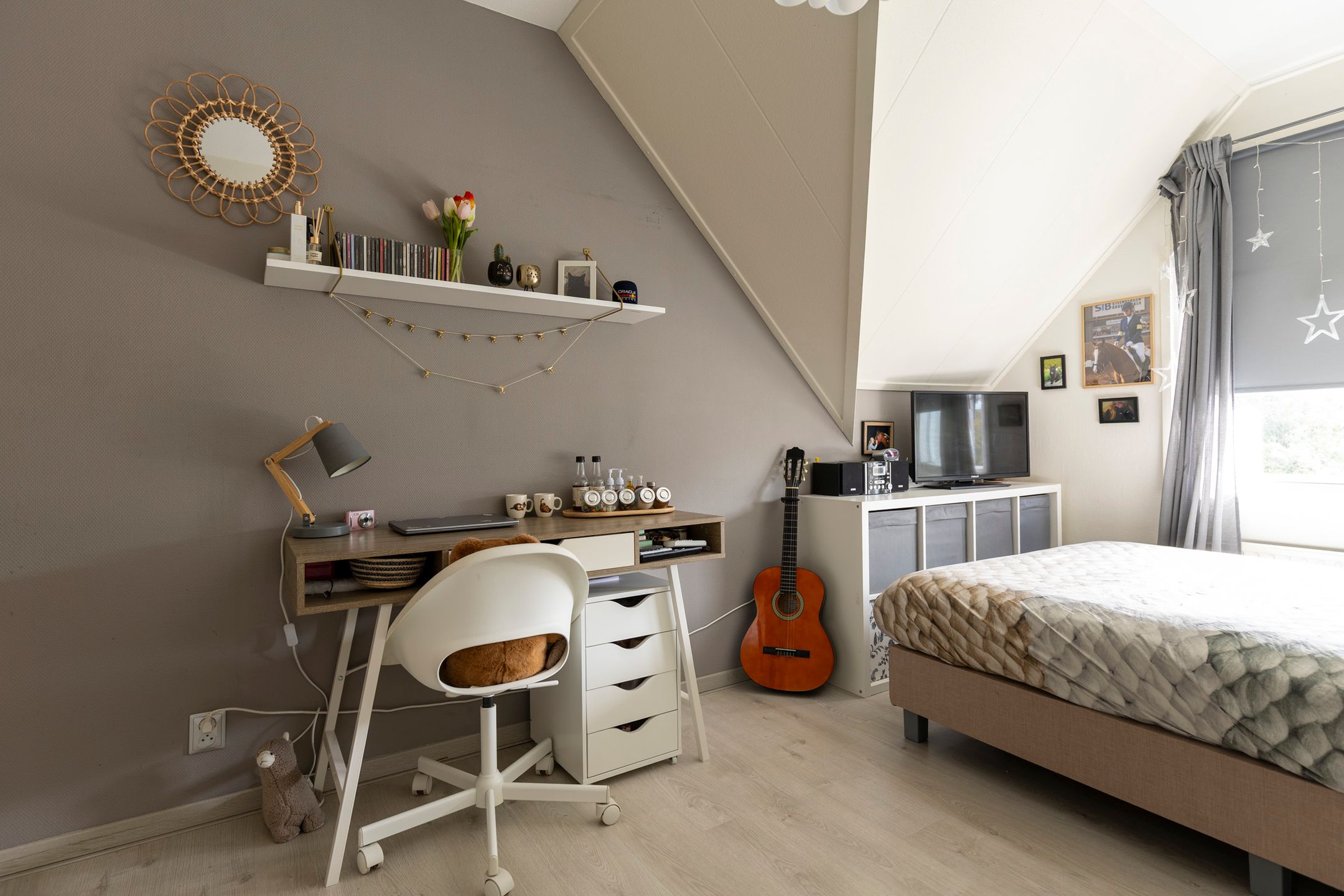 Comfortable Semi-Detached Home with Versatile Layout and Modern Finishes — 57