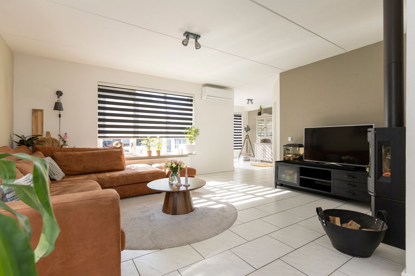 Comfortable Semi-Detached Home with Versatile Layout and Modern Finishes — 25
