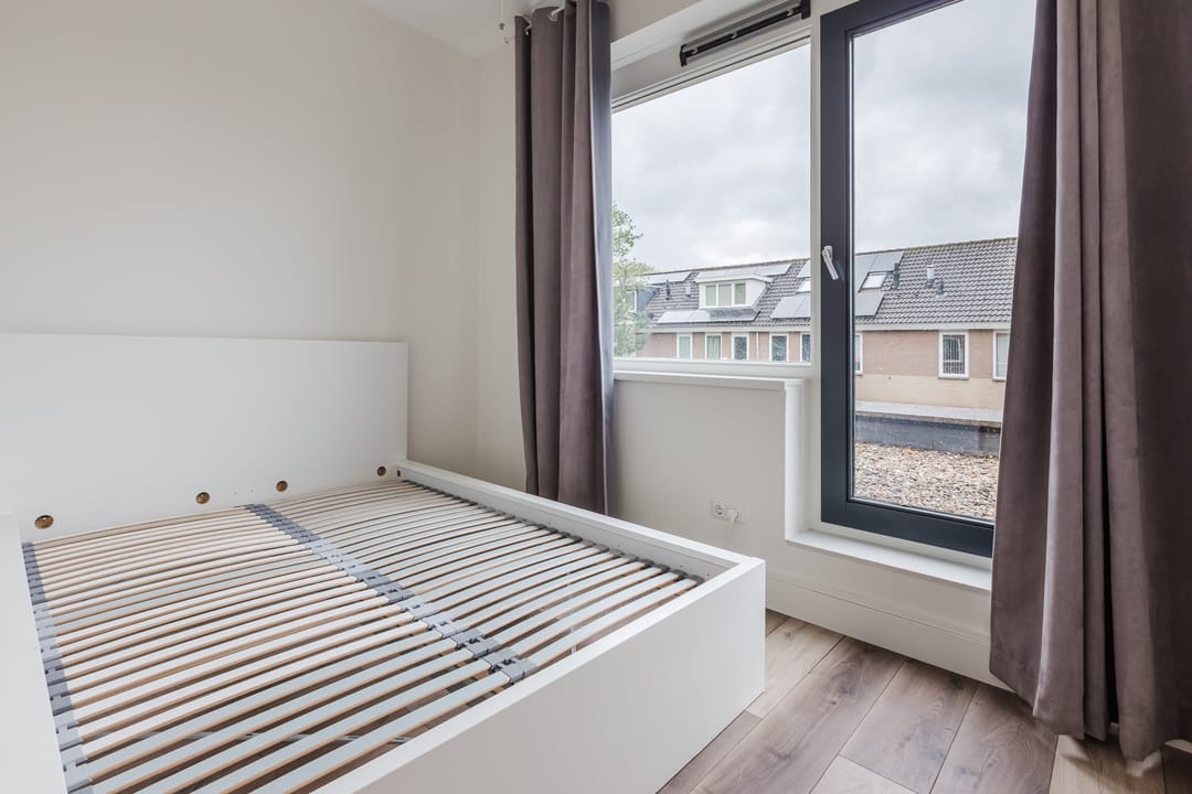 Renovated Studio in Modern Amsterdam Building with Energy Label A — 13