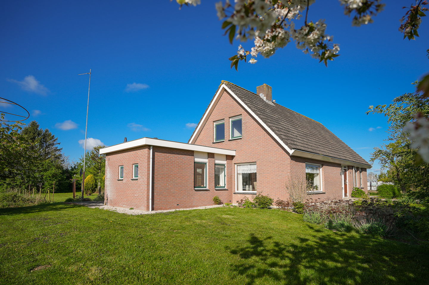 Detached farmhouse with spacious grounds and development potential in the Betuwe — 25