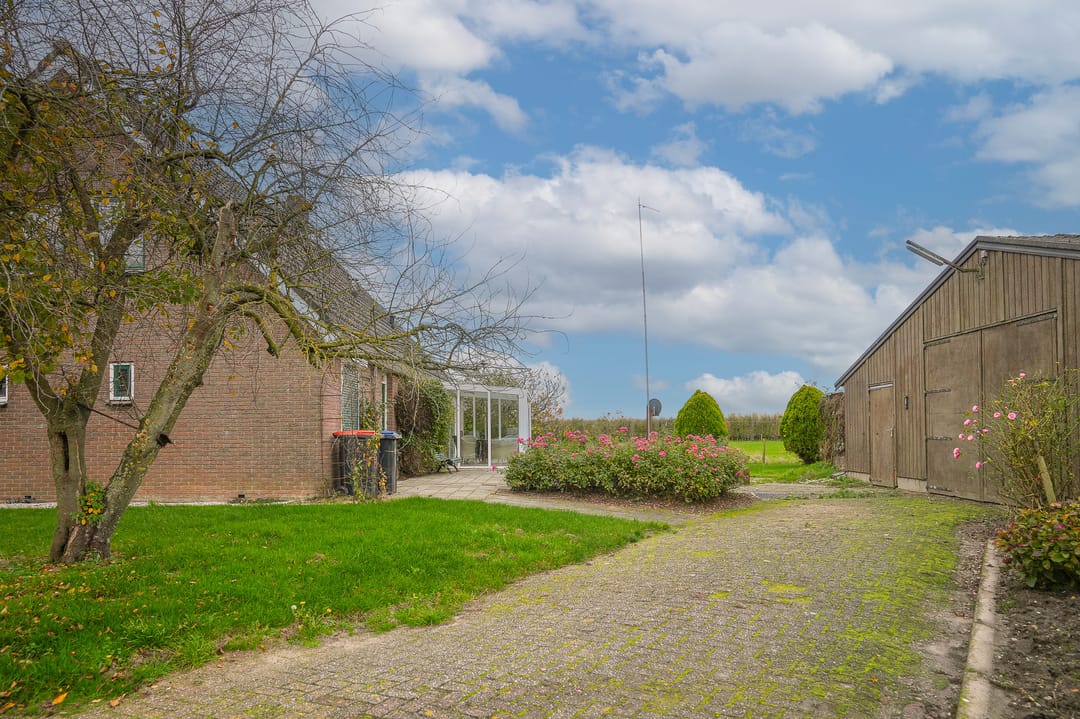 Detached farmhouse with spacious grounds and development potential in the Betuwe — 32