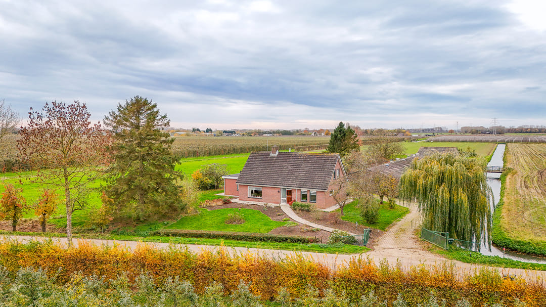 Detached farmhouse with spacious grounds and development potential in the Betuwe — 41