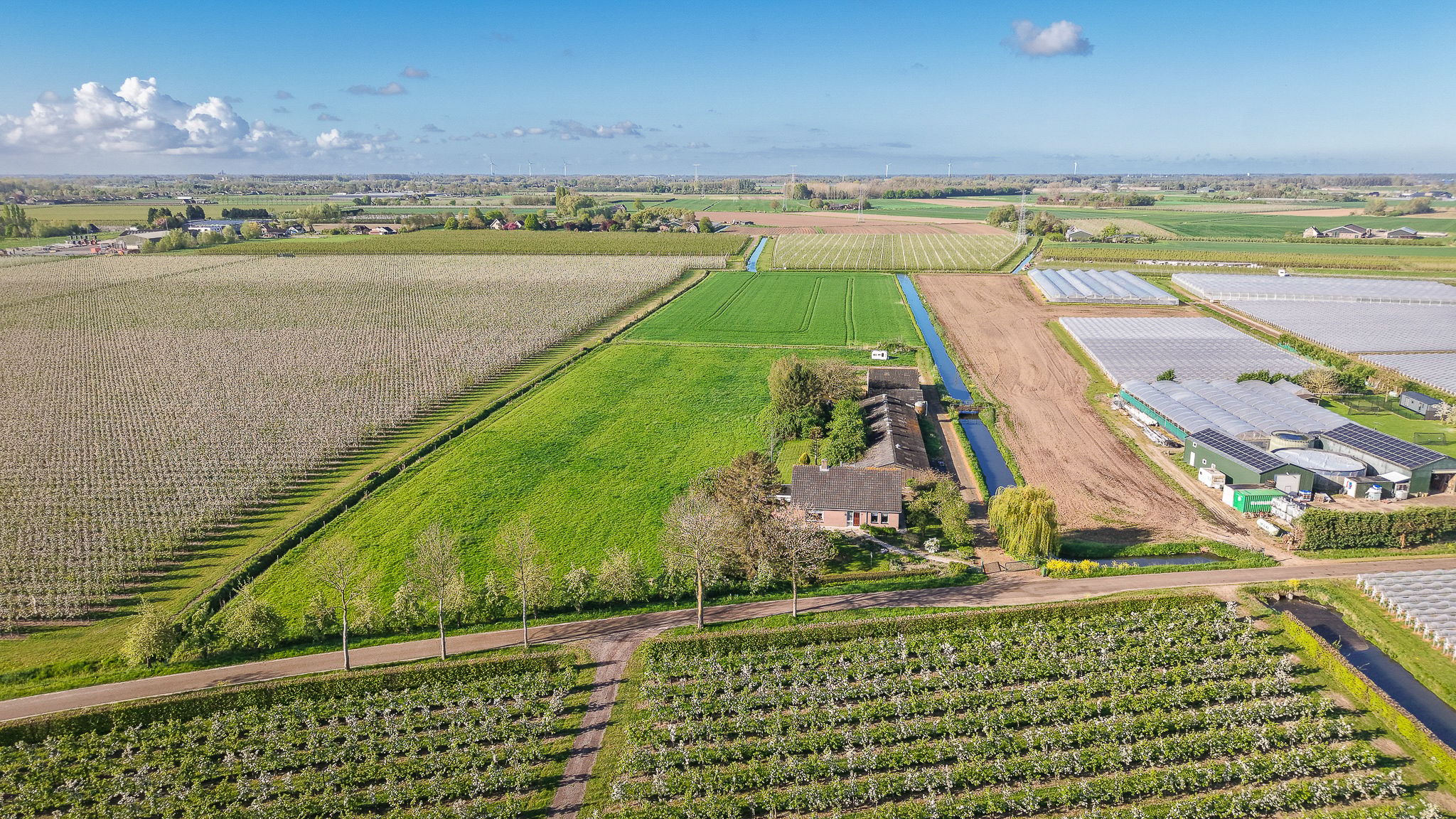 Detached farmhouse with spacious grounds and development potential in the Betuwe — 48