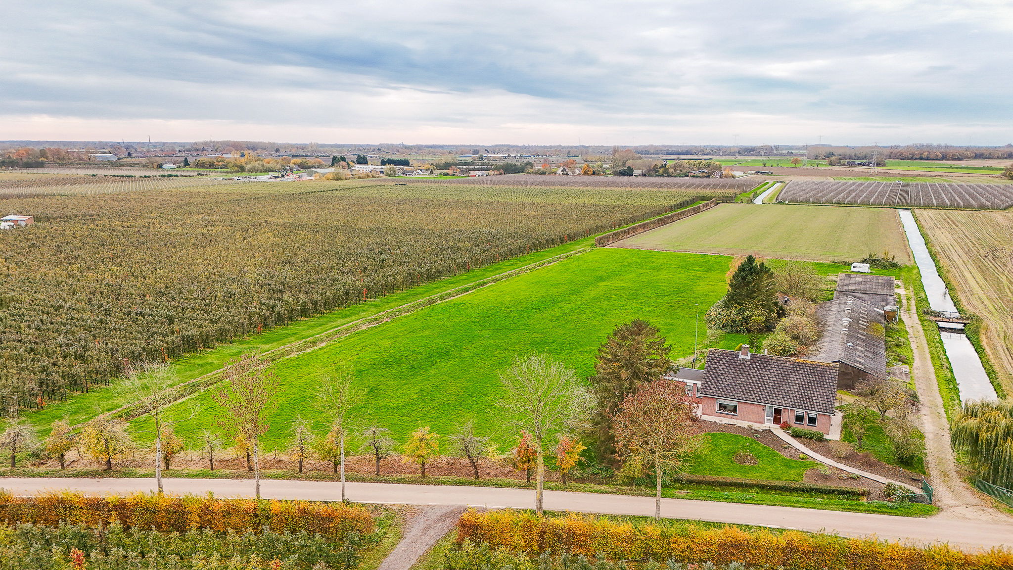 Detached farmhouse with spacious grounds and development potential in the Betuwe — 42