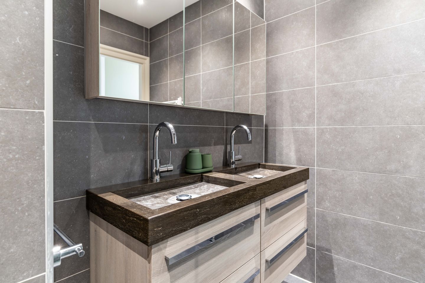 Foto 35 van Hendrik Zwaardecroonstraat 84