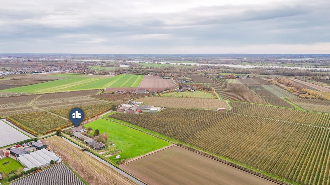 Detached farmhouse with spacious grounds and development potential in the Betuwe — 43