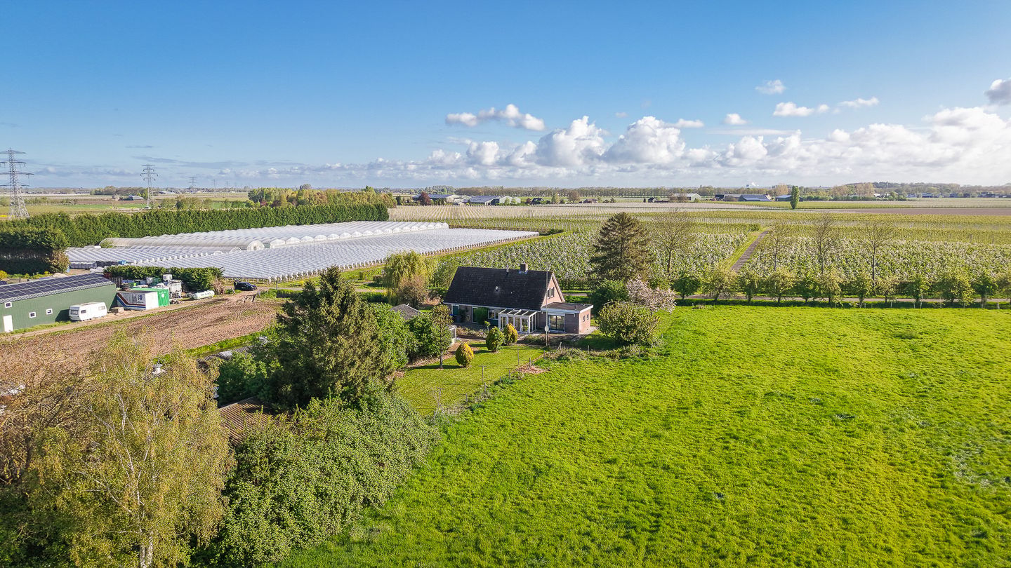 Detached farmhouse with spacious grounds and development potential in the Betuwe — 49