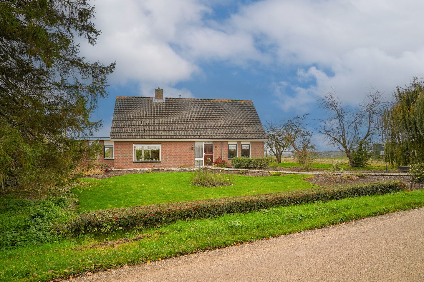 Detached farmhouse with spacious grounds and development potential in the Betuwe — 40